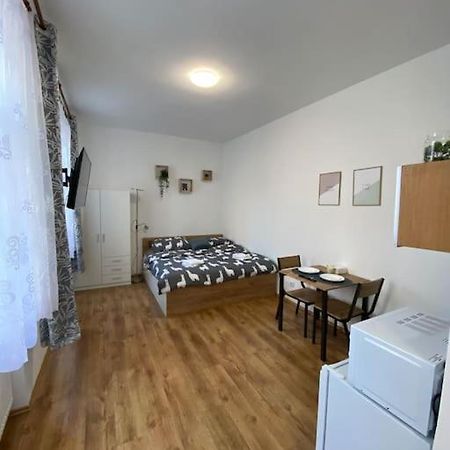 Cozy 1 Bedroom Studio In The Center Of Pilsen ภายนอก รูปภาพ