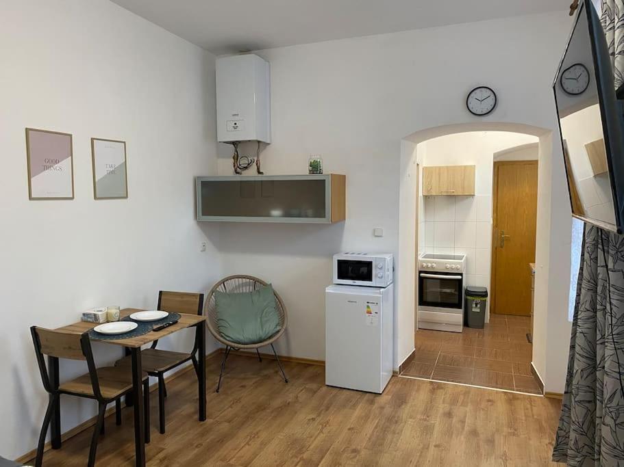 Cozy 1 Bedroom Studio In The Center Of Pilsen ภายนอก รูปภาพ
